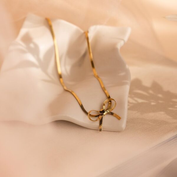 Gold Bow Pendant Necklace – Elegant Herringbone Chain Jewelry for Women