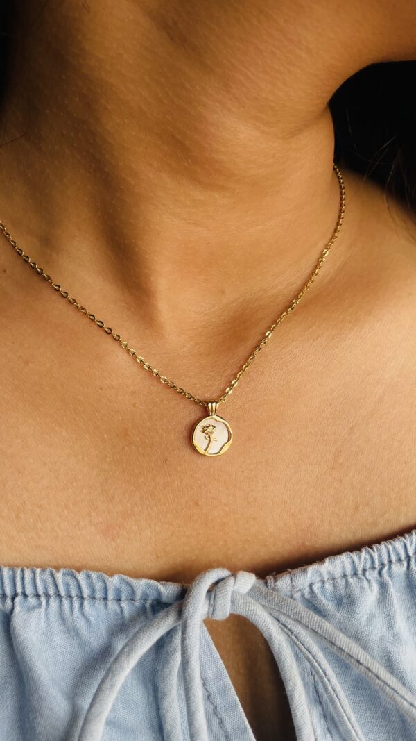 Minimalist Gold Round Pendant Necklace – Elegant Everyday Jewelry for Women