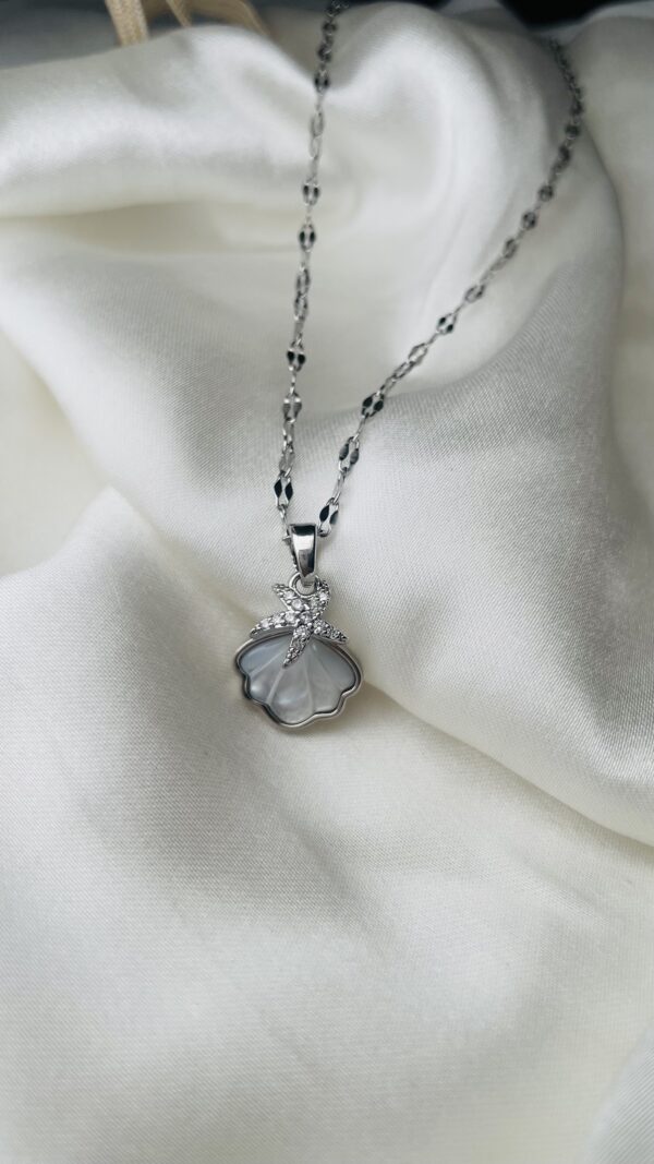 Deeu Elegant Seashell Pendant Necklace – Silver Plated with CZ Starfish Design